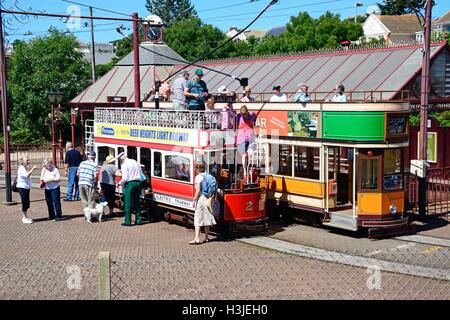 Ansicht der elektrischen Straßenbahn-Triebwagen Seaton außerhalb der Tram-Station, Seaton, Devon, England, Vereinigtes Königreich, West-Europa. Stockfoto