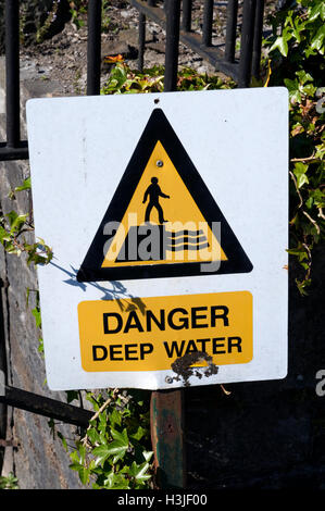 Gefahr Tiefenwasser Warnzeichen. Stockfoto