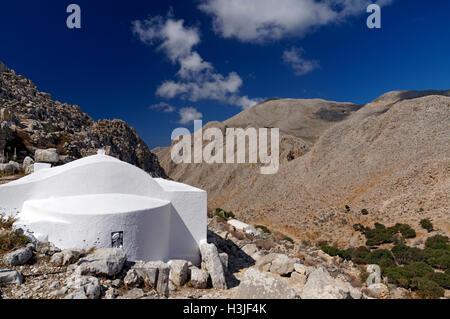 Weiß getünchte Kirche der Wüstung oder Chorio, Chalki Insel in der Nähe von Rhodos, Dodekanes, Griechenland. Stockfoto