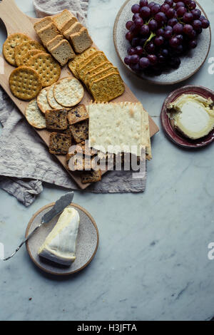 Käse, Weintrauben und Cracker Stockfoto