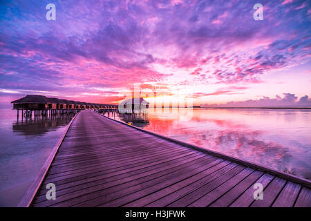 Erstaunliche Sommerlandschaft tropischen Urlaub Urlaub. Luxus-Reisen-Urlaub-Hintergrund-Konzept. Farbenprächtigen Sonnenuntergang auf den Malediven. Stockfoto