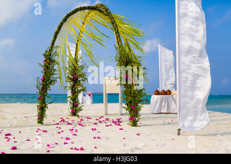 Toller Strand Hochzeit Ort. Vintage-Stil. Schöne Hochzeit Bogen am Strand Stockfoto