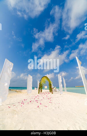 Toller Strand Hochzeit Ort. Vintage-Stil. Schöne Hochzeit Bogen am Strand Stockfoto