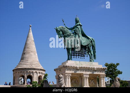 Reiterstatue von Str. Stephen (Szent Istvan Kiraly), mit der Fischerbastei hinter, Budapest, Ungarn Stockfoto