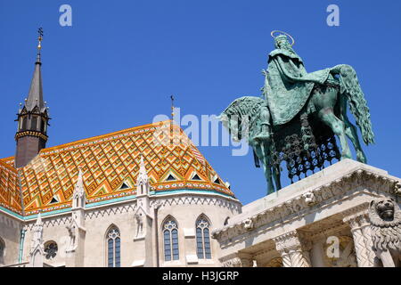 Reiterstatue von St Stephen, auf dem Burgberg, mit der Matthias Kirche im Hintergrund, Budapest, Ungarn Stockfoto