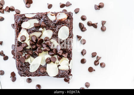 Brownies, garniert mit Mandeln auf einem weißen Teller. Ansicht von oben. Stockfoto
