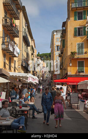 Cafe Tische in Place Rossetti mit rue Rossetti läuft bis zum Schloss-Hügel in Vieux Nice Stockfoto