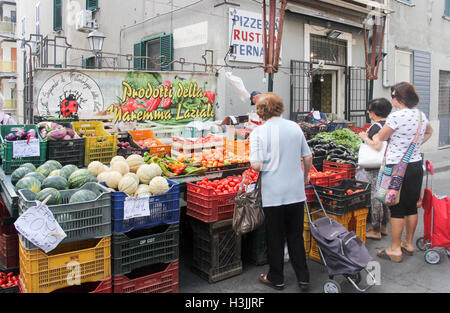 Markt in Civitiavecchia, Italien Stockfoto