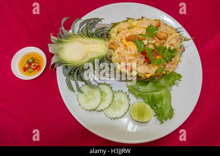 Thailändische Ananas gebratener Reis serviert mit Fischsauce und Chilis Stockfoto