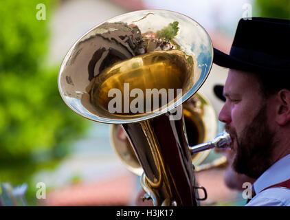 Garching-Deutschland - Tuba Performer bei Blasmusik Open-Air Konzert Stockfoto