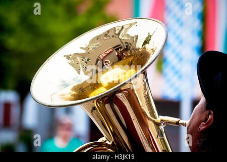 Garching-Deutschland - Tuba-Spieler bei Blasmusik open Air Konzert Stockfoto