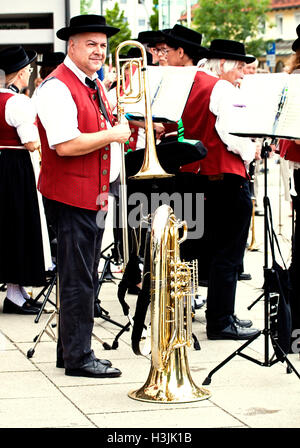 Garching-Deutschland - Tuba Darsteller auf Blasmusik Open-Air Konzert Stockfoto