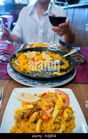 Gemischte Paella in einem Restaurant servieren. Madrid, Spanien. Stockfoto