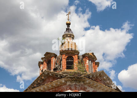 Die Kuppel des alten Backstein orthodoxe Kirche Metall Kreuz biegen Stockfoto