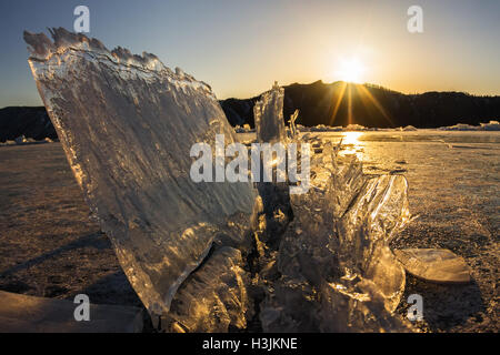 Kamm transparent Ice ist über einen Riss an Sonnenuntergang, Olchon am Baikalsee. Stockfoto