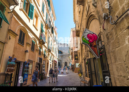 Straße der Altstadt mit Passanten in Alghero, Sardinien, Italien Stockfoto