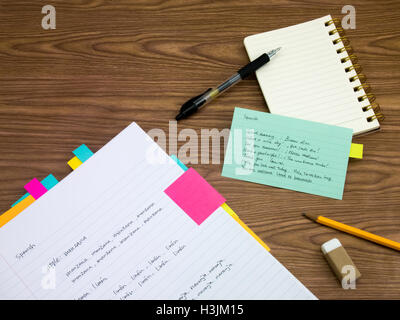 Spanisch; Erlernen der neuen Sprache schreiben der Wörter auf dem Notebook Stockfoto