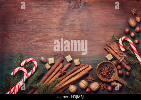 Winter-Gewürze und Zutaten für das Weihnachtsessen kochen. Zimt-sticks, Haselnüsse, Walnüsse, Muskatnuss, Nelken, Anis Sterne, Stockfoto