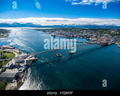 Brücke der Stadt Tromsø, Norwegen Luftaufnahmen. Tromsø ist die nördlichste Stadt der Welt mit einer Bevölkerung Abov betrachtet. Stockfoto