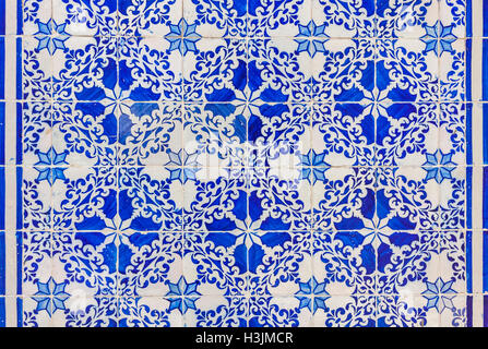 Typische portugiesische alte keramische Wandfliesen (Azulejos) auf der Außenseite des Gebäudes in der Stadt Lissabon, Portugal. Nahtlose Muster kann verwendet werden, für Tapete, Musterfüllungen, Webseite Hintergrund, Oberflächenstrukturen Stockfoto