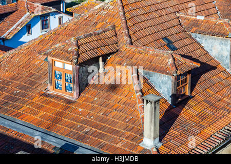 Detailansicht der Orange Fliesen Dächer in der Altstadt von Porto, Portugal Stockfoto