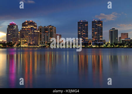 Blick auf die Skyline von West Palm Beach aus Palm Beach, Florida Stockfoto