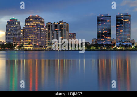 Blick auf die Skyline von West Palm Beach aus Palm Beach, Florida Stockfoto