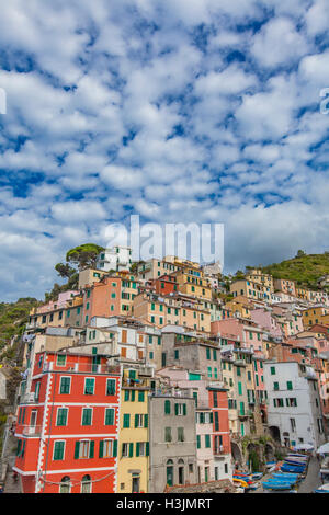 Riomaggiore ist einer der fünf berühmten bunten Dörfern der Cinque Terre in Italien, zwischen Meer und Land auf steilen Klippen unterbrochen. Stockfoto