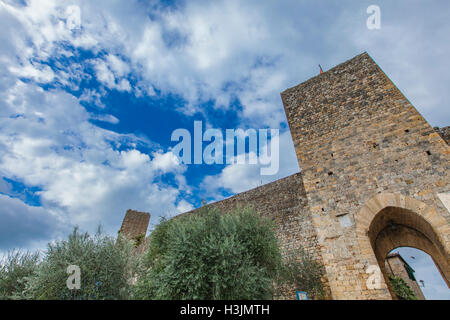 Blick auf steinerne Türme in Monteriggioni, Toskana, Italien Stockfoto