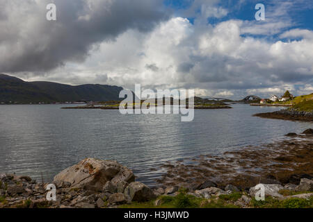 Kleine Fischergemeinde Kubbolm Brücke, wo allgegenwärtige Fisch Trocknungsregale säumen die Küste. Lofoten-Inseln, Norwegen, Stockfoto