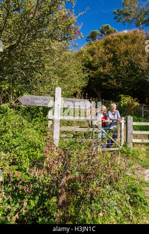 Zwei Wanderer auf dem Fußweg zum Golden Cap am Rand von Langdon Woods oben einladendsten, Dorset, England, UK Stockfoto