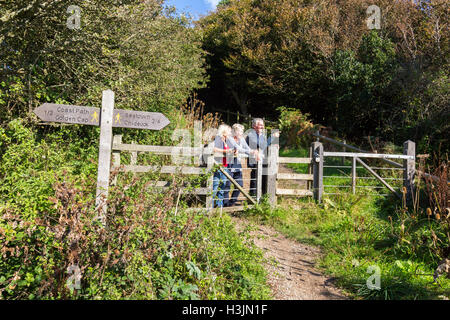 Drei Wanderer auf dem Fußweg zum Golden Cap am Rand von Langdon Woods oben einladendsten, Dorset, England, UK Stockfoto