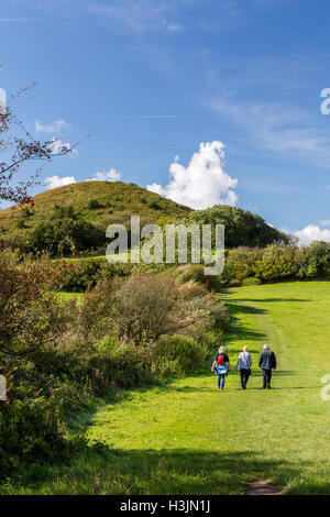 Wanderer auf dem Fußweg zum Golden Cap am Rand von Langdon Woods oben einladendsten, Dorset, England, UK Stockfoto