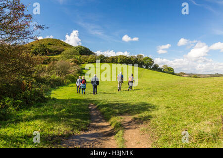 Wanderer auf dem Fußweg zum Golden Cap am Rand von Langdon Woods oben einladendsten, Dorset, England, UK Stockfoto