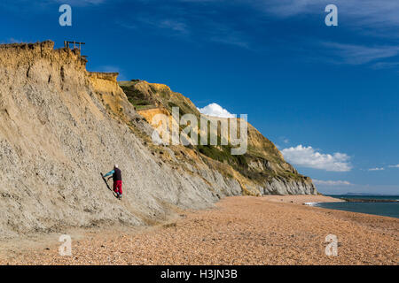 Ein Fossil Jäger bei der Arbeit auf Ridge Klippe, einladendsten auf der Jurassic Coast, Dorset, England, UK Stockfoto