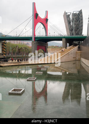 La Salve Brücke spiegelt sich in den Wasserspiegel des Guggenheim Museum Bilbao Stockfoto