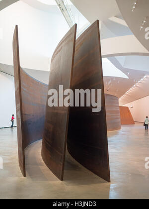 Besucher wandern rund um Richard Serra Stahl-Skulpturen im Guggenheim Museum Bilbao Stockfoto