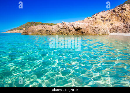 Schöner Sandstrand mit Felsen und Tourquise klares Wasser in der Nähe von Cargese, Korsika, Frankreich, Europa. Stockfoto