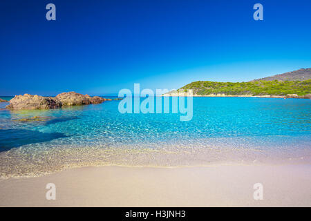 Schöner Sandstrand mit Felsen und Tourquise klares Wasser in der Nähe von Cargese, Korsika, Frankreich, Europa. Stockfoto