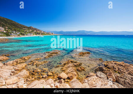 Schöner Sandstrand mit Felsen und Tourquise klares Wasser in der Nähe von Ajaccio, Korsika, Frankreich, Europa. Stockfoto