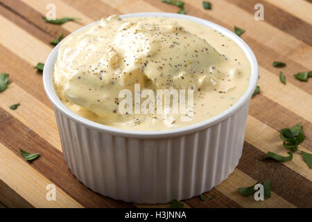 Schale mit Heringsfilets in Senf-sauce Stockfoto