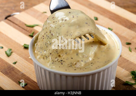 Schale mit Heringsfilets in Senf-Sauce und Gabel Stockfoto