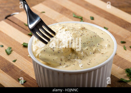 Schale mit Heringsfilets in Senf-Sauce und Gabel Stockfoto