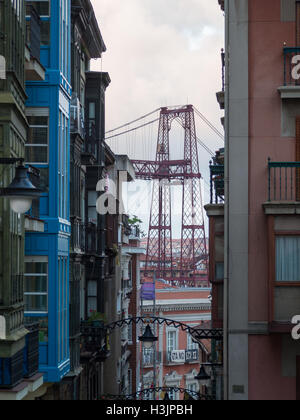 Ansicht von Vizcaya Brücke zwischen Portugalete Straße Gebäude Stockfoto