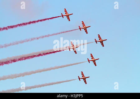 Die polnische Luftwaffe Kunstflugteam, die Bialo-Czerwone Iskry (Weiße und Rote Sparks), fliegen ihre PZL TS-11 Iskra Jet Flugzeuge in Formation Stockfoto