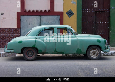 Oldtimer der 1950er Jahre amerikanische in den Gassen von Cardenas, Cardenas, Varadero, Kuba Stockfoto