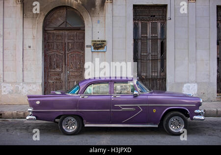 1950er Jahre amerikanische Autos in den Gassen von Matanzas, Varadero, Kuba Stockfoto