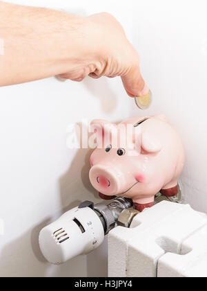 Konzept-Piggy, das Ventil am Heizkörper für Energie und Geld sparen Stockfoto