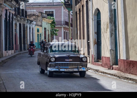 Amerikanische Oldtimer der 1950er Jahre in den Gassen von Matanzas, Matanzas, Kuba Stockfoto