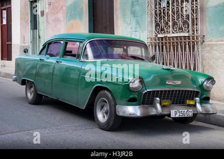 Kubanische 1950er Jahre amerikanische Chevrolet Auto in den Gassen von Matanzas, Matanzas, Kuba Stockfoto